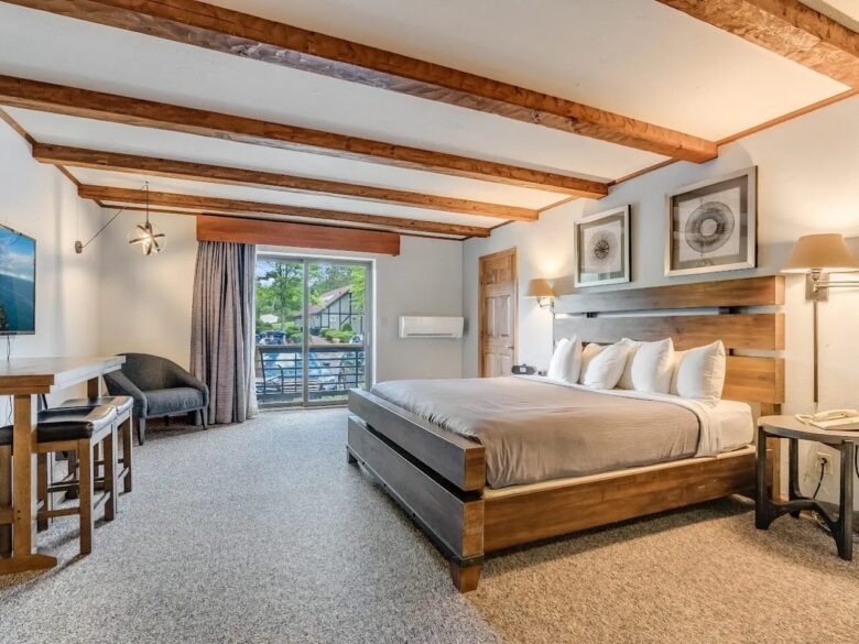 Standard King bedroom at Hotel Vienna