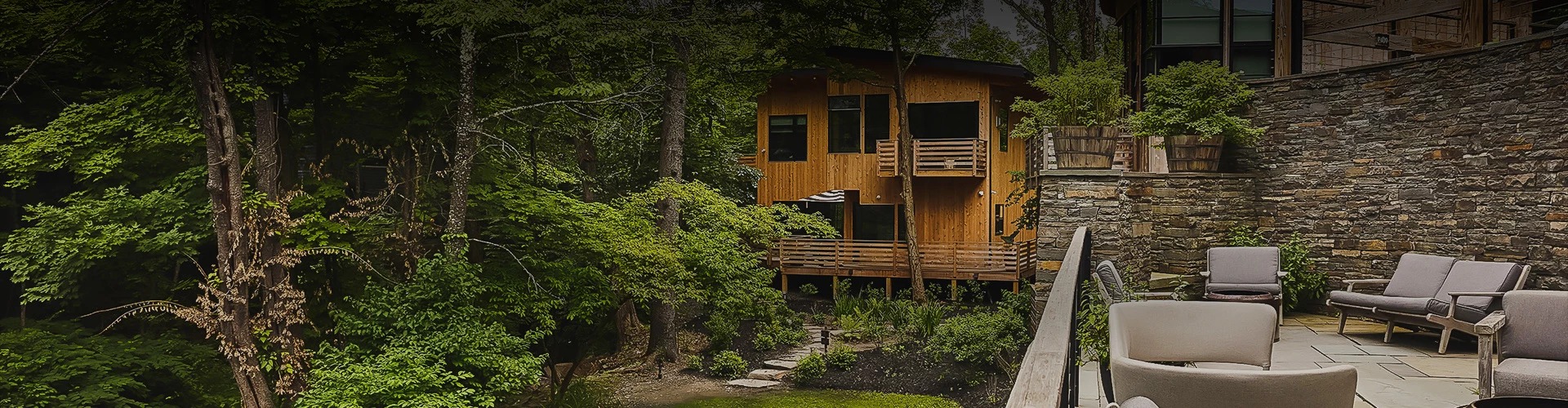 Woodstock Way Hotel exterior among trees