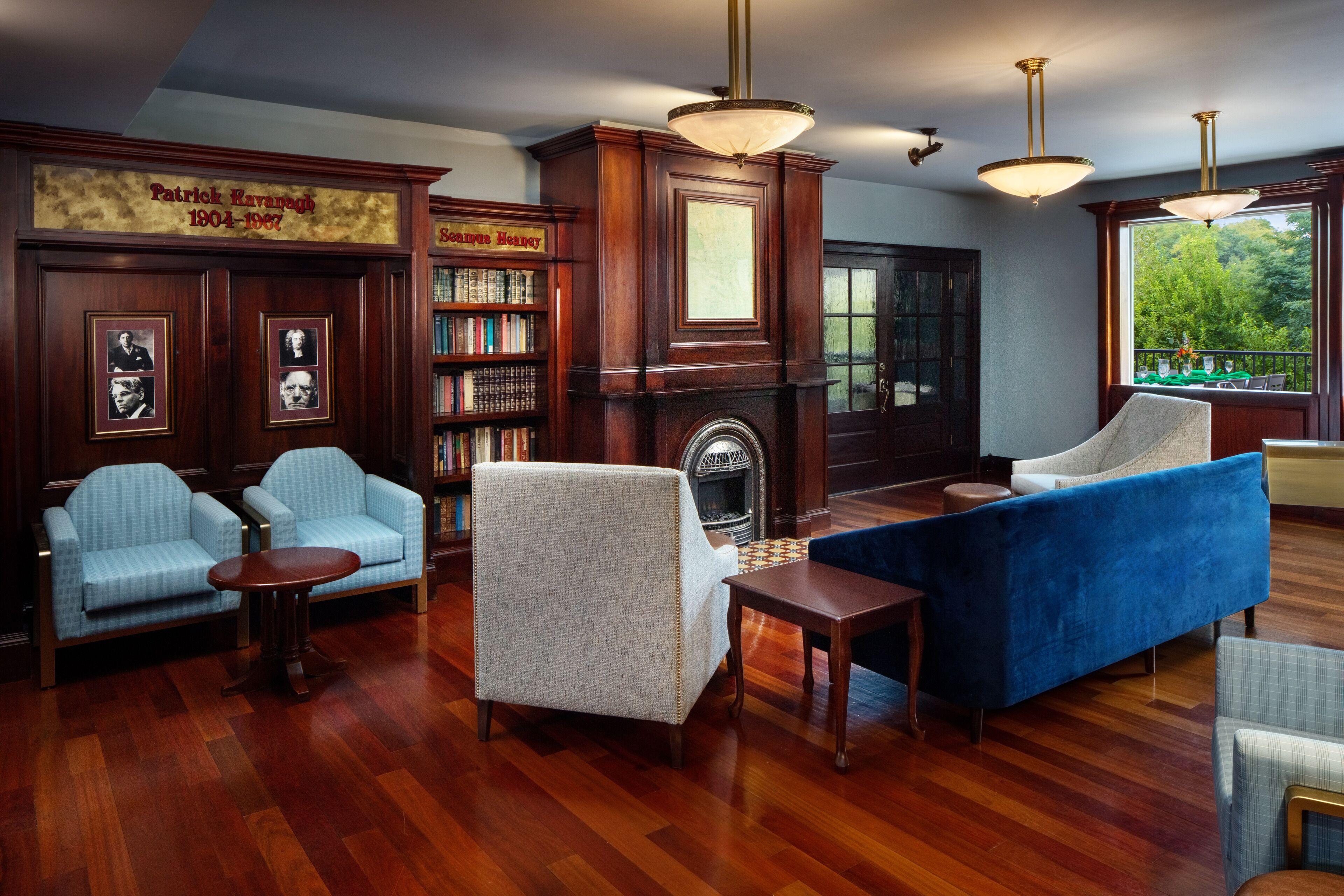 Shared library lounge and fireplace at Irish Cottage Inn in Galena