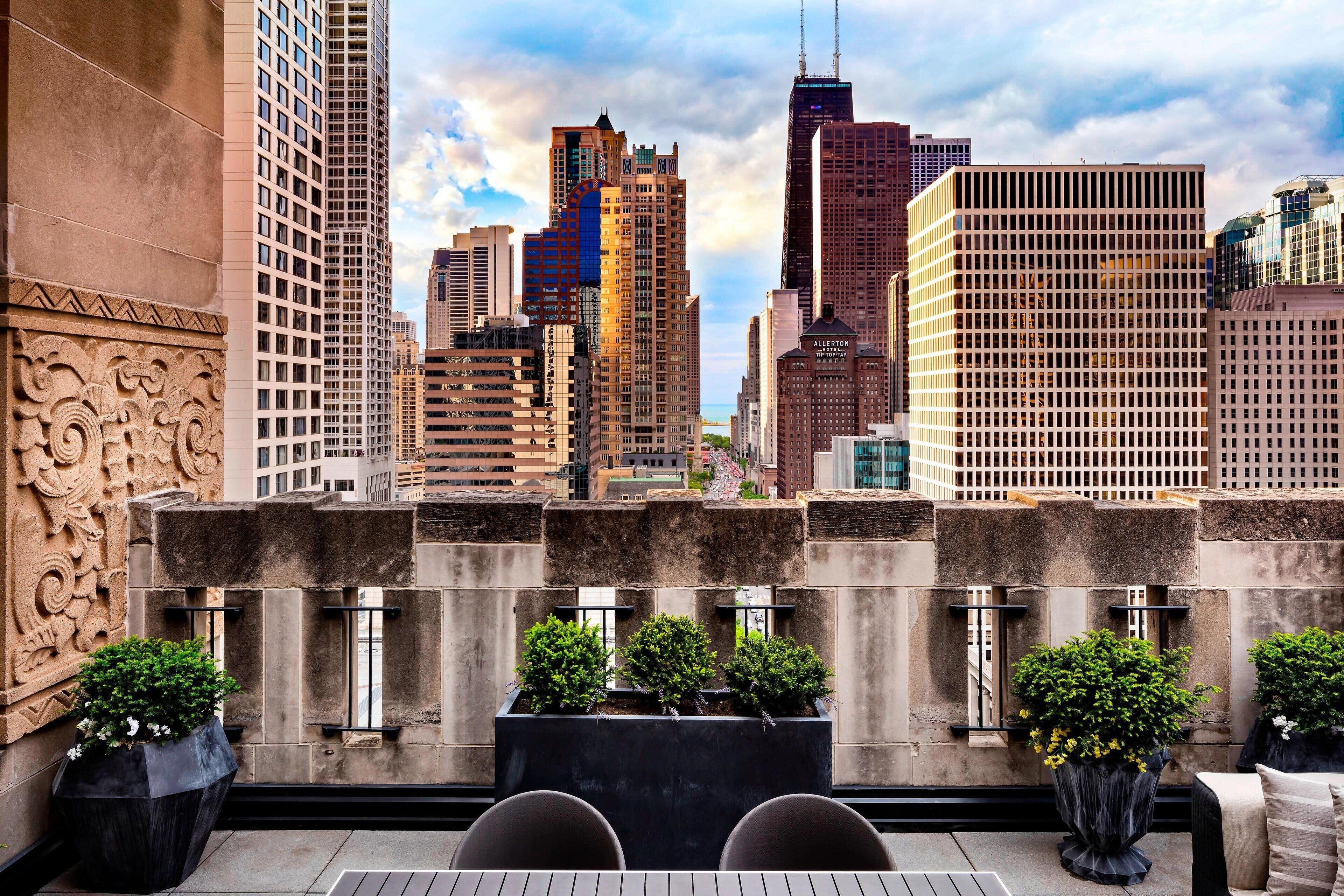 Shared rooftop dining terrace at The Gwen in Chicago