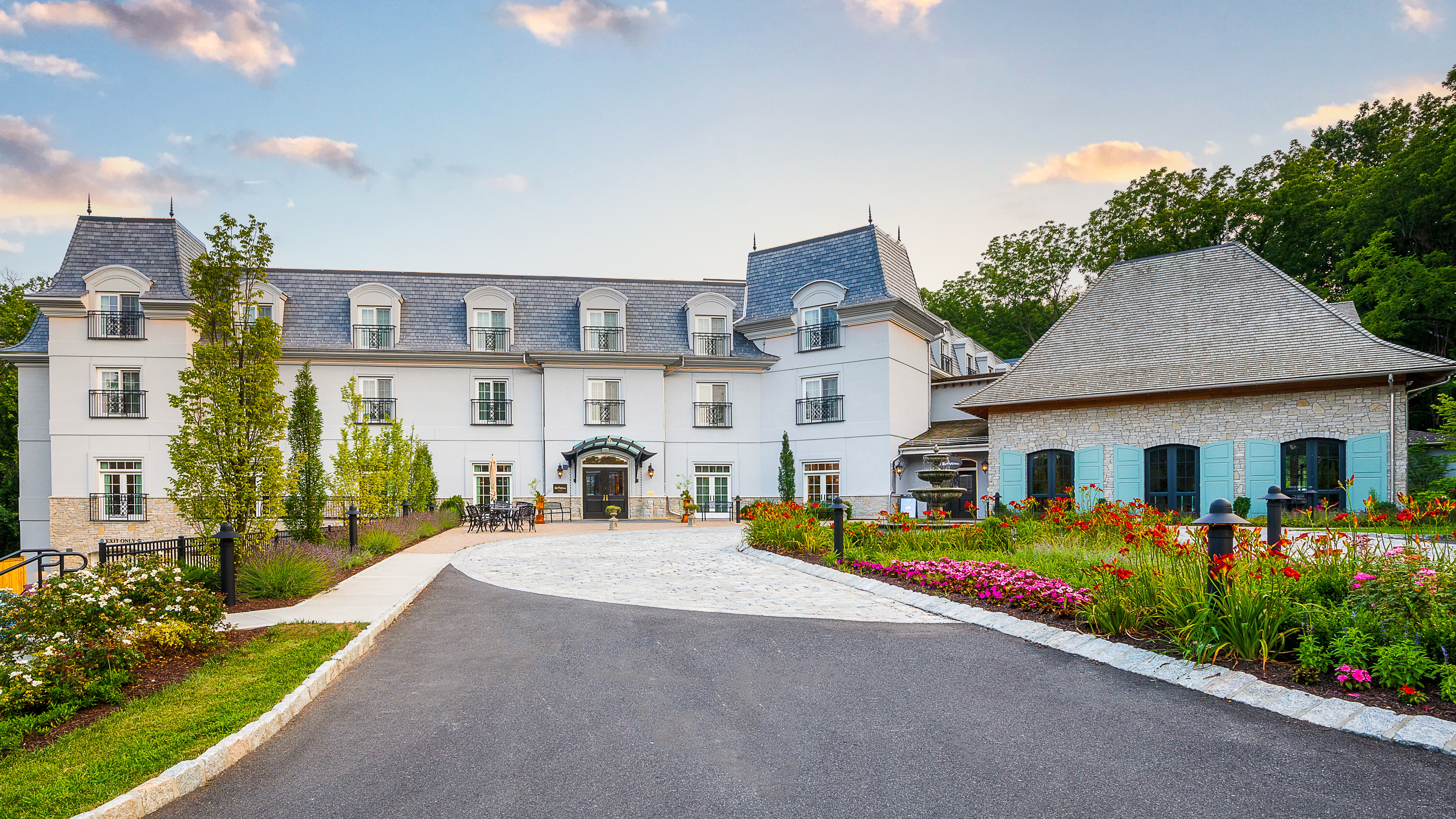 Mirbeau Inn and Spa Rhinebeck exterior and driveway